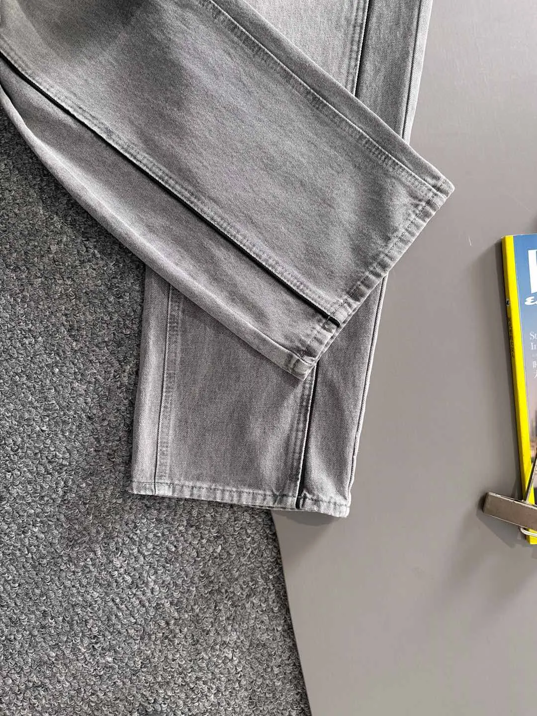 P360 Stone Island 2025 autumn and winter loose wide-leg jeans and straight trousers, the trend in the trend! Many fashion bloggers control the upper body. The water is woven from imported Japanese Denim plain cotton denim fabric. It has three standards, is soft, delicate, comfortable and breathable. The color has a modern and fashionable vicissitudes. The upper body is versatile and fashionable! Light luxury, a must-have item for daily commuting! Size: S-3XL (please state your height and weight when placing an order)